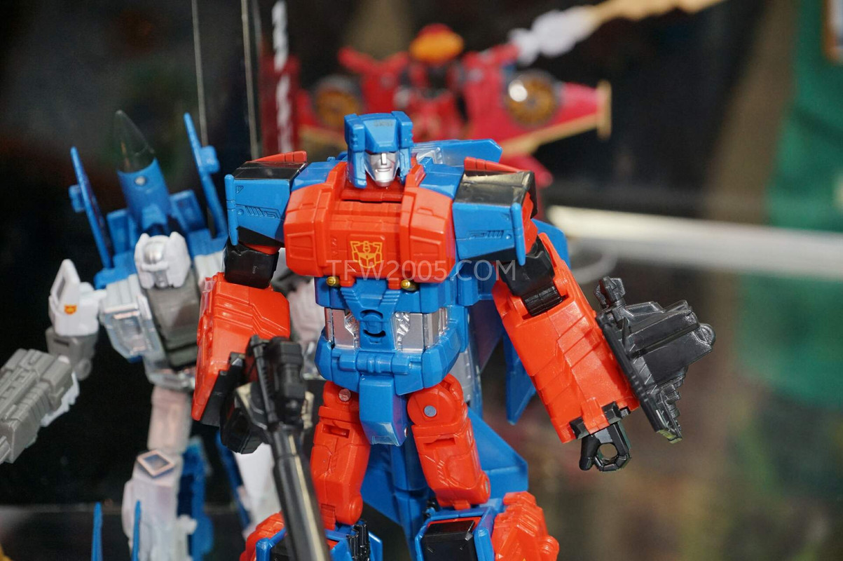SDCC2015-Hasbro-Case-Transformers-Combiner-Wars-