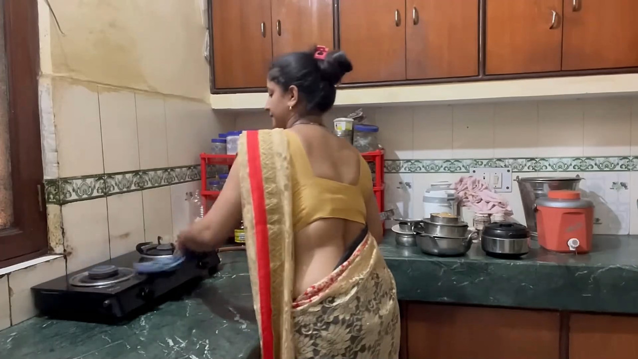 Sexy fleshy housewife ruby huge boobs, navel,ass in saree.mkv_snapshot_03.00.455