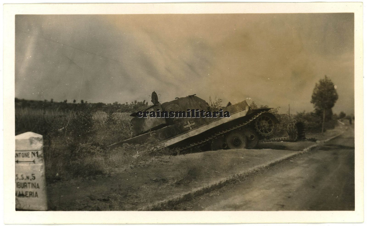 Orig. Foto zerstörte TIGER Panzer VI Tank Wegweiser bei Rom Italien 1944