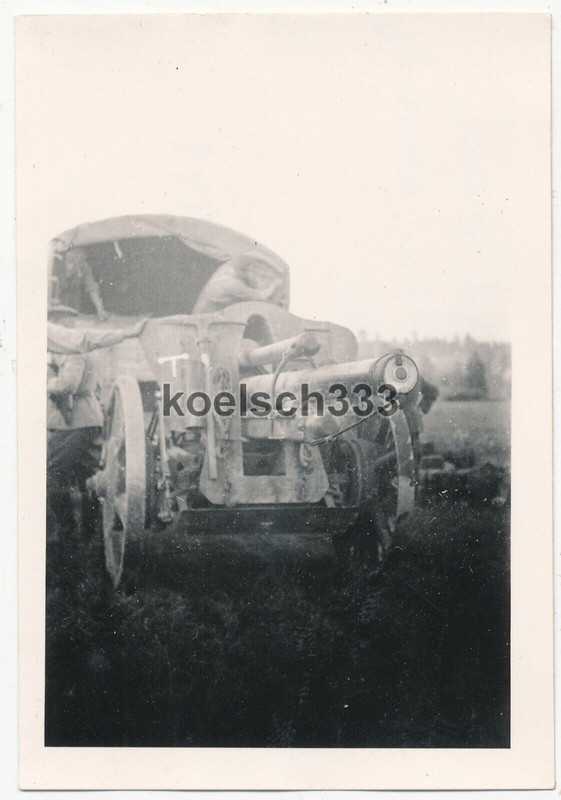 Foto LKW mit Artillerie Geschütz im Schlepp vor der Düna in Russland Ostfront 41