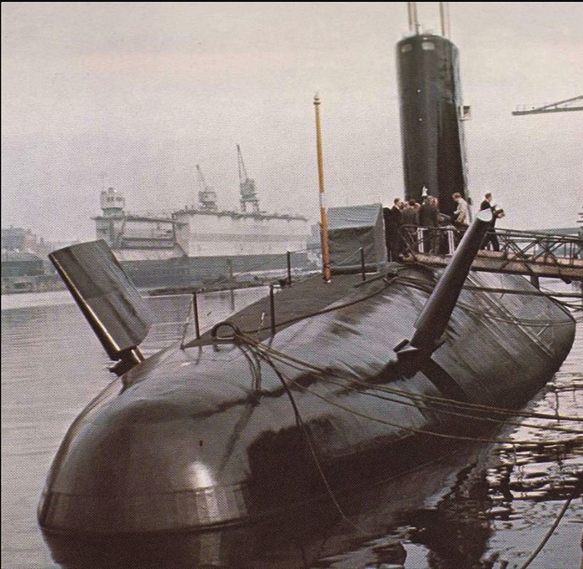 HMS Dreadnought стоbn в Сингапуре в 1967