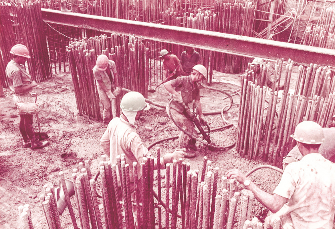 Trabalhadores na construção da Ponte - foto_Acervo DNIT 1970