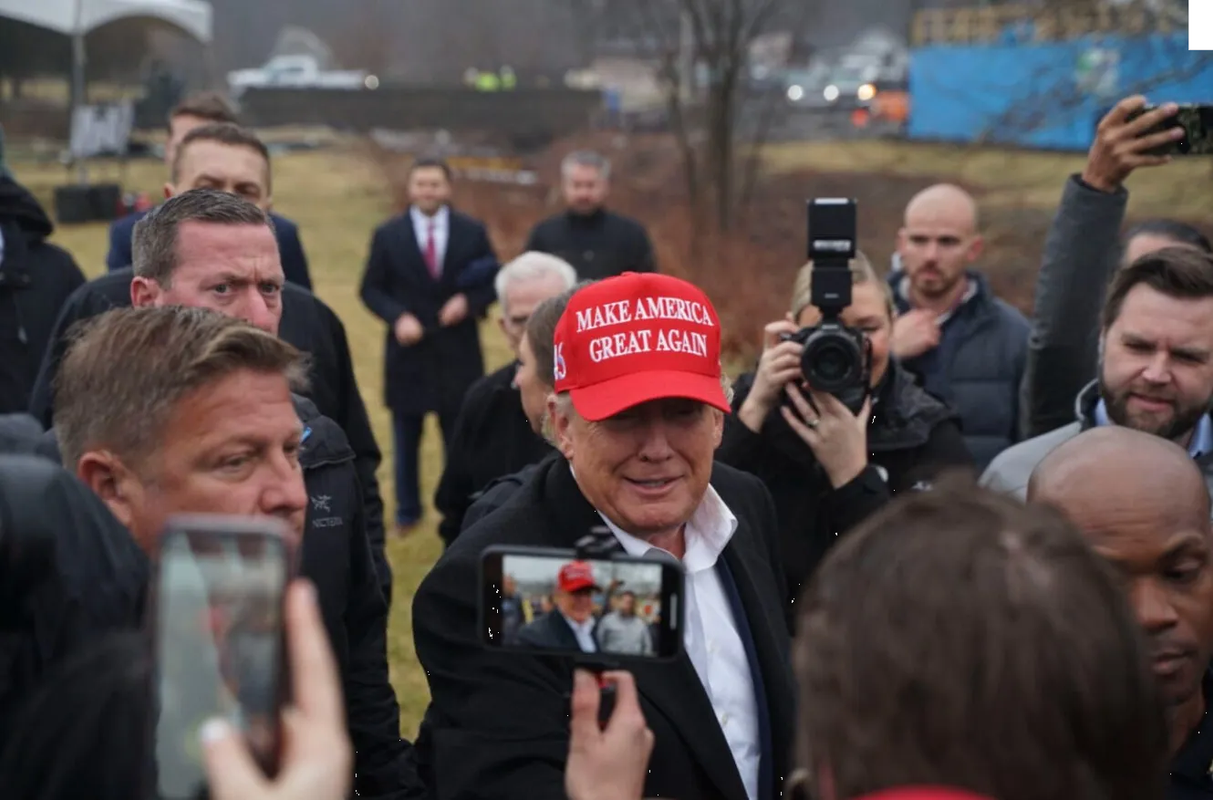 Trump visita Ohio tras el descarrilamiento del tren para hacer campaña