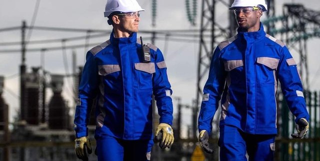 Спецодяг для нафтогазової галузі: витривалість у найскладніших умовах