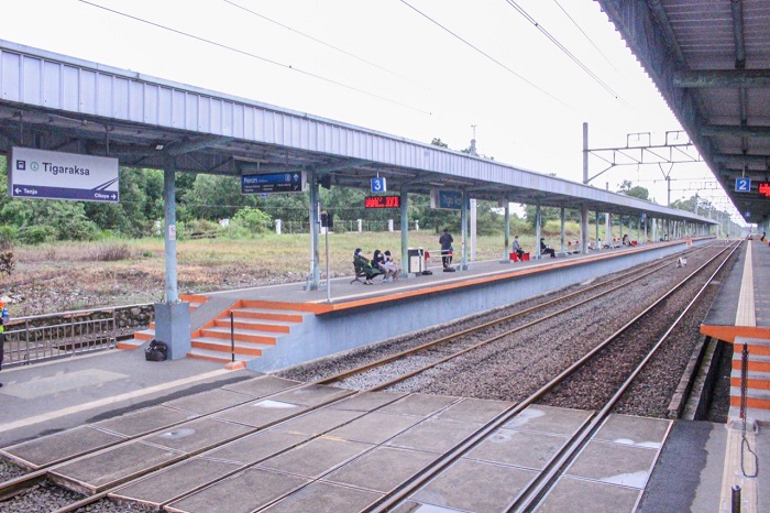 PT Kereta Api Indonesia (Persero) akan membangun Ekstensi Stasiun Tigaraksa di Kabupaten Tangerang dan Fly Over di Tenjo, Kabupaten Bogor.