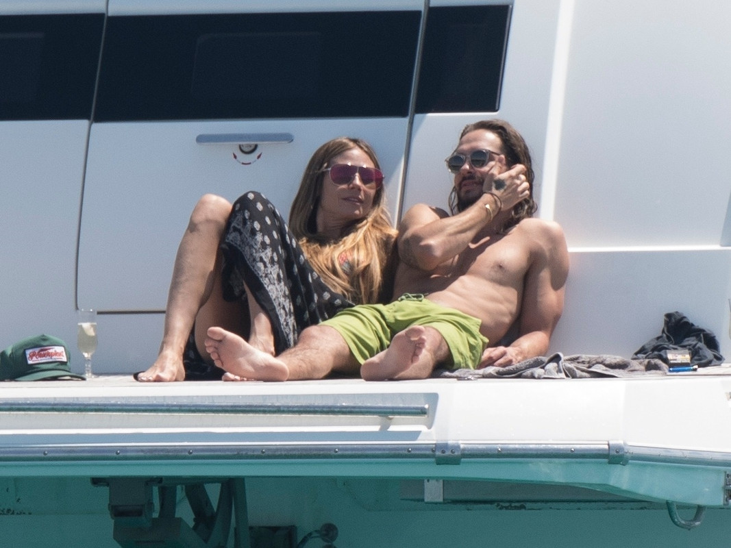 heidi-klum-on-a-yacht-in-cannes-51918-19