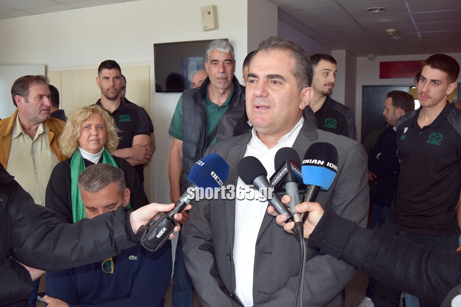 , Οι θριαμβευτές της Καλαμάτας ’80 στο Δημαρχείο: Η πόλη υποκλίθηκε στους πρωταθλητές! – «Να γιορτάσουμε και για την Μαύρη Θύελλα» (φωτο & βίντεο)