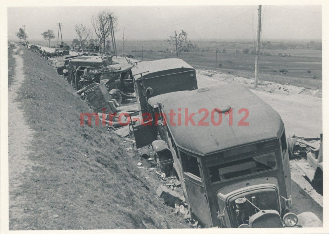 Foto, Wehrmacht, Blick auf eine zerstörte Fahrze