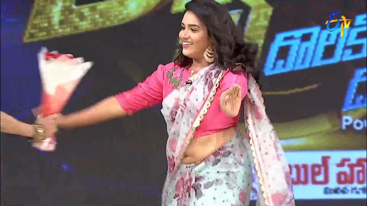 Telugu anchor sexy navel show in saree.mkv_snapshot_00.02.657