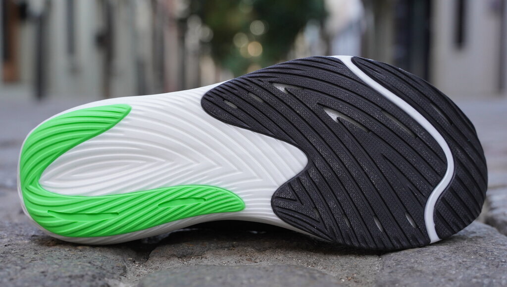 New-Balance-FuelCell-Rebel-v3_1024_5_101006.jpg.pagespeed.ce.65-nNccAym