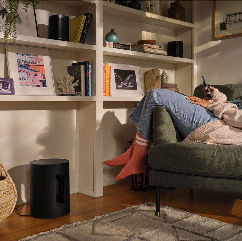 El Sonos Move 2 siendo utilizado en un entorno exterior.