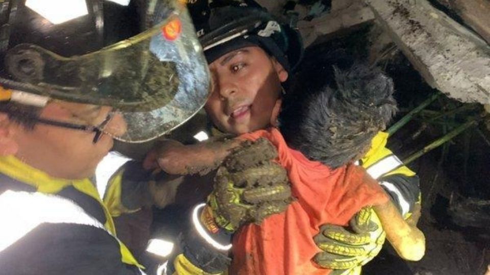 (VIDEO) De impacto: Tras lluvias, casa colapsa y deja atrapados a 2 menores; Bomberos los rescatan