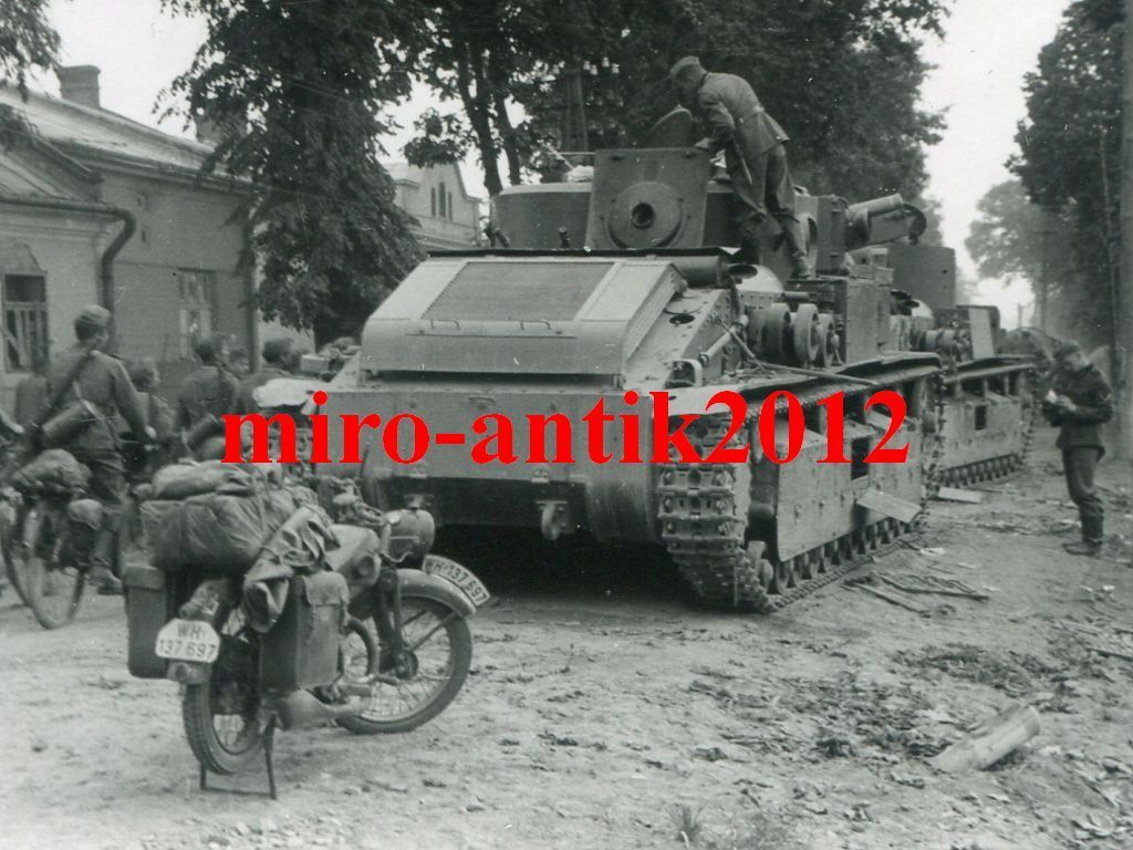 Foto, Radfahrschwadron, Krad, zerstörter Panzer 