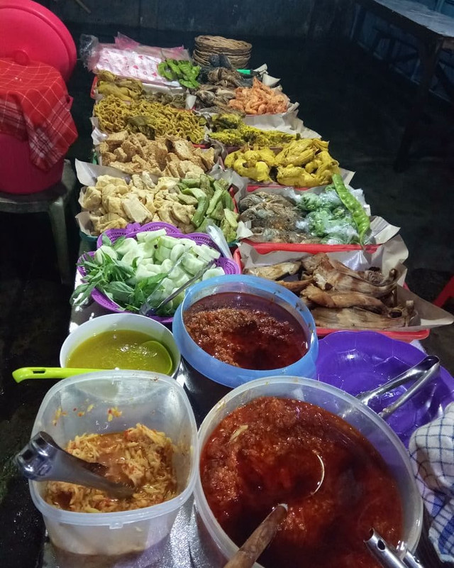 Penyetan Hot Teh Ary, pilihan tempat makan siang enak di Surabaya.