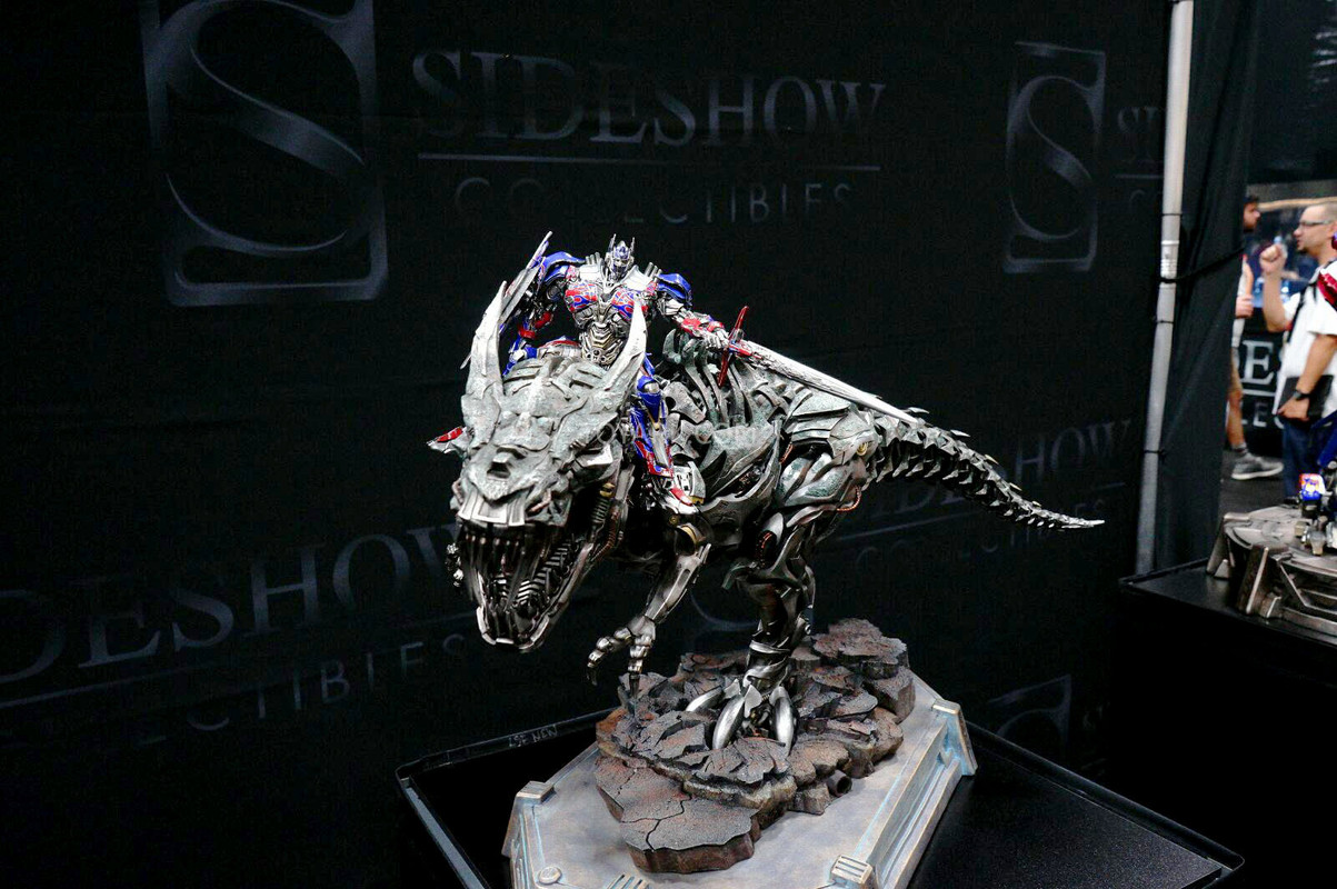 SDCC-2014-Sideshow-Transformers-Optimus-and-Grim