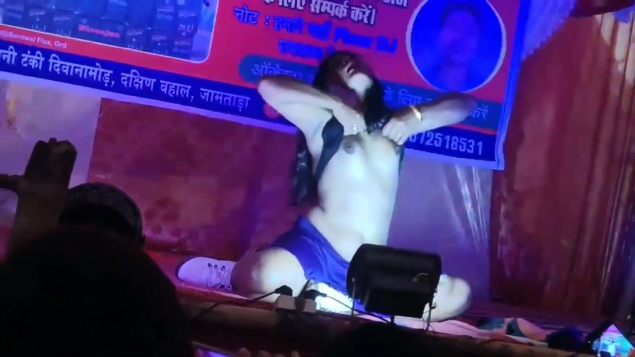 Bhojpuri Sexy Arkestra Dance  show boob.mp4_snapshot_00.27.897