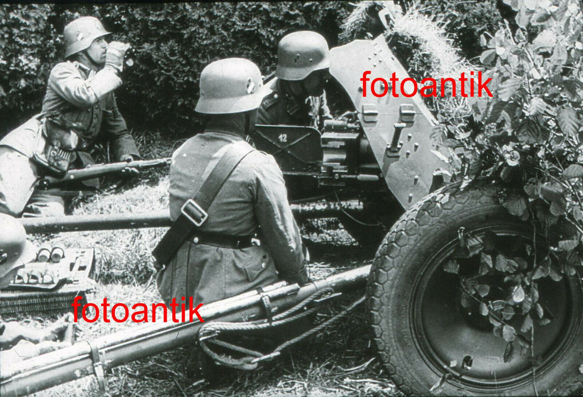 Foto 2 WK Glas DIA Frankreich Geschütz Pak in Stellung Panzer Abwehr Soldaten