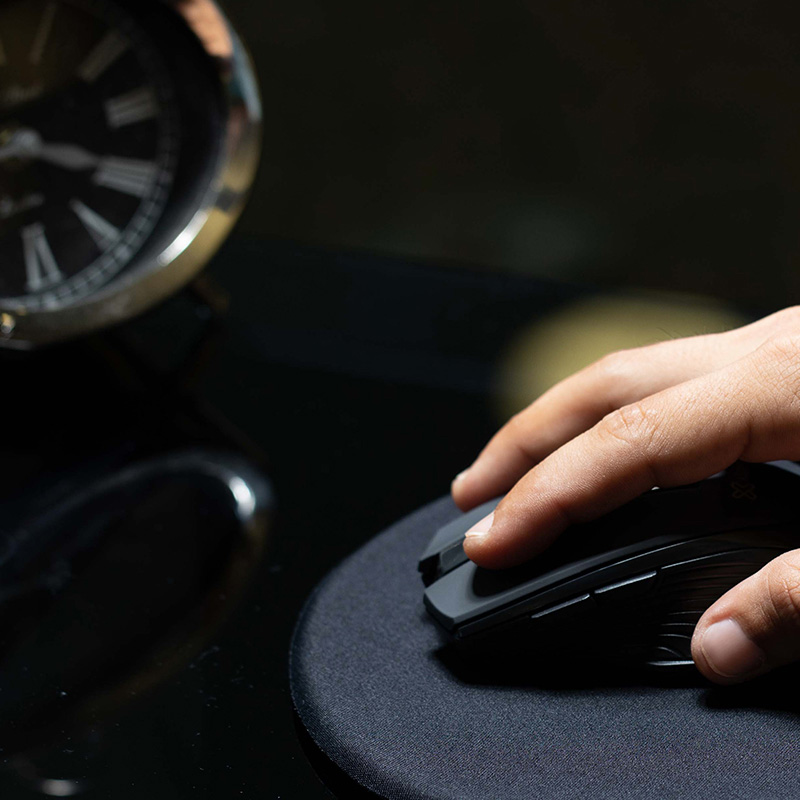 Mouse inalámbrico KlipXtreme Vortex mostrando sus 6 botones y diseño ergonómico.