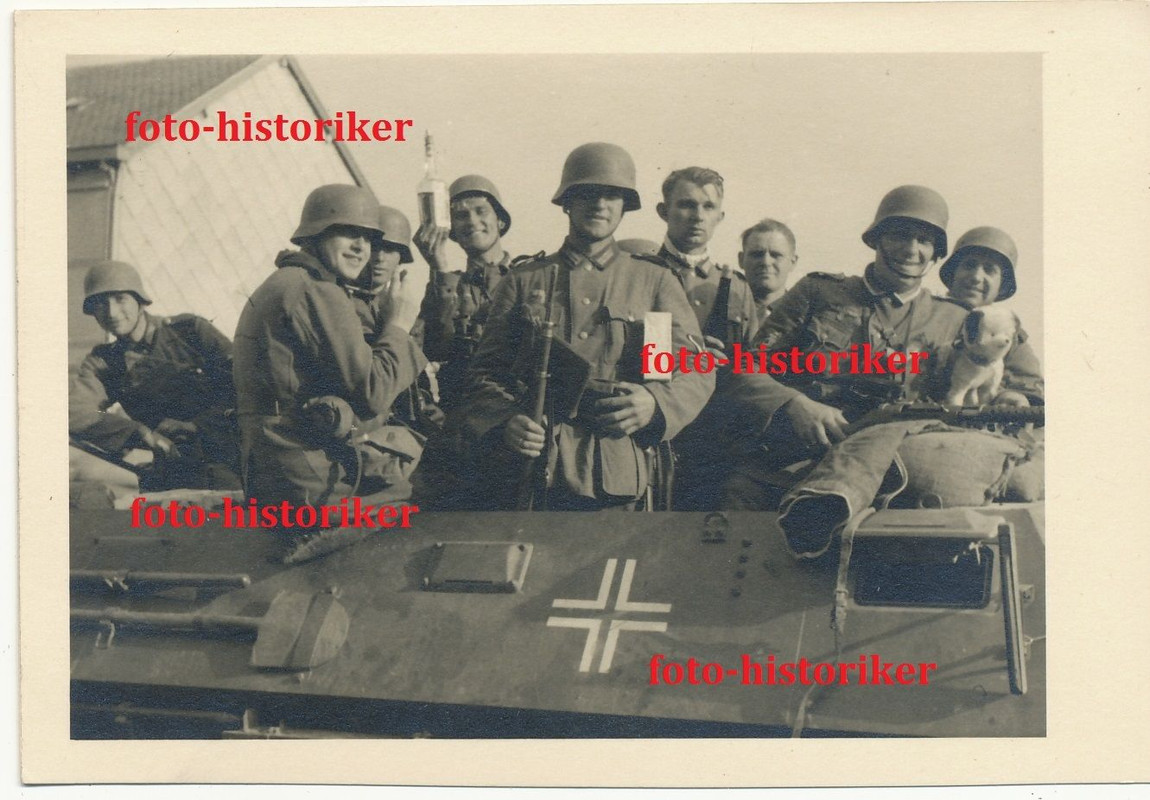 Kameraden auf SDKFZ 251 Schützen Panzer Ausrütsu