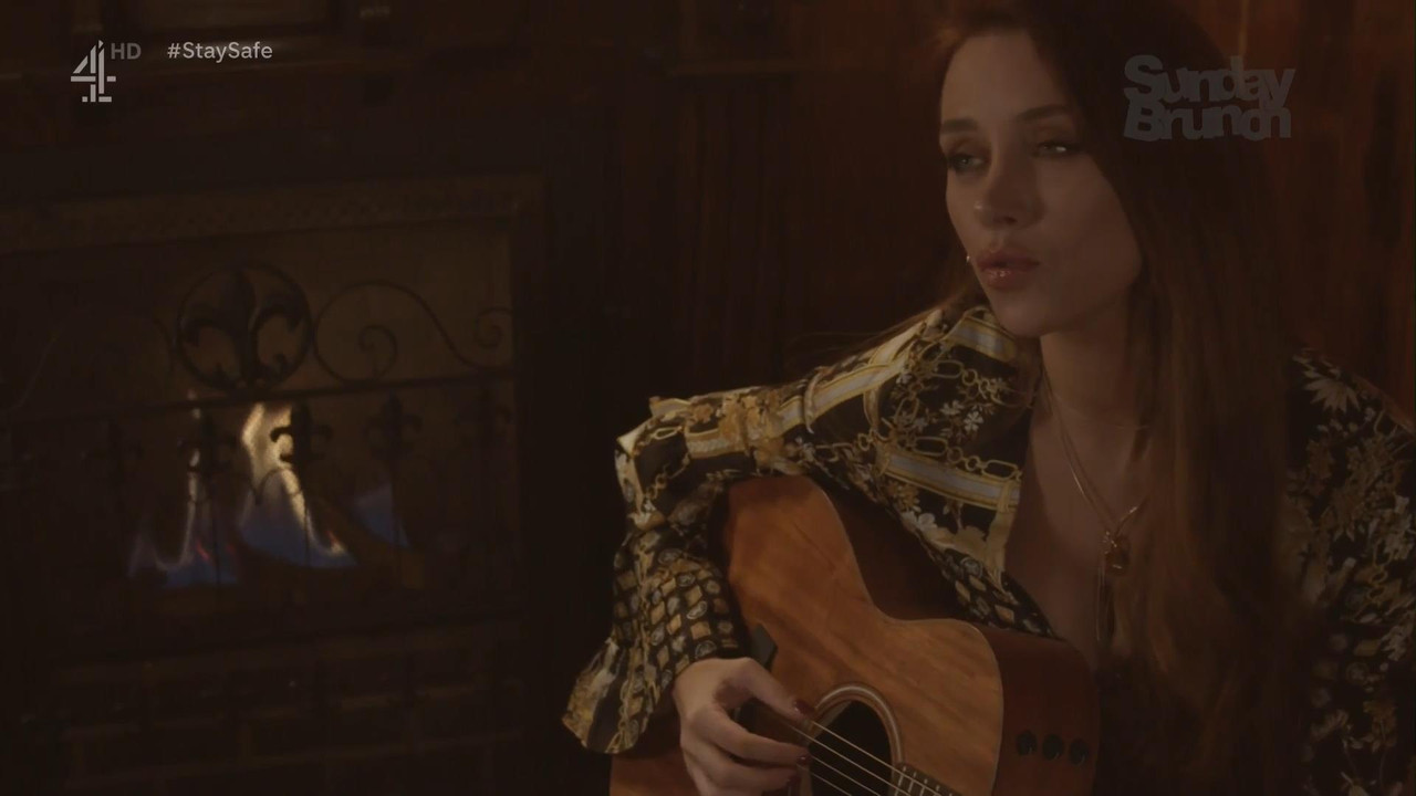 Una Healy 160820.mp4_snapshot_00.21_[2020.08.16_21.43.15]