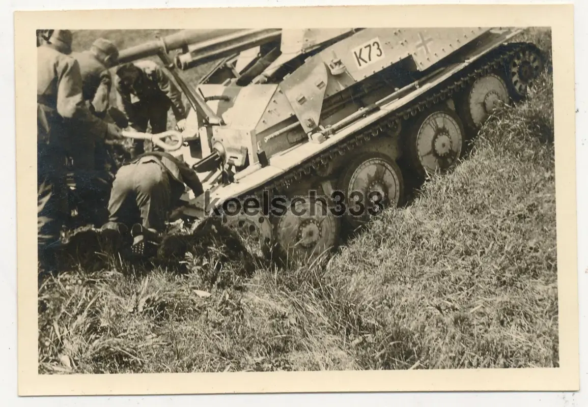 Foto Soldaten der Wehrmacht am festgefahrenen Panzerjäger Marder III Panzer K 73
