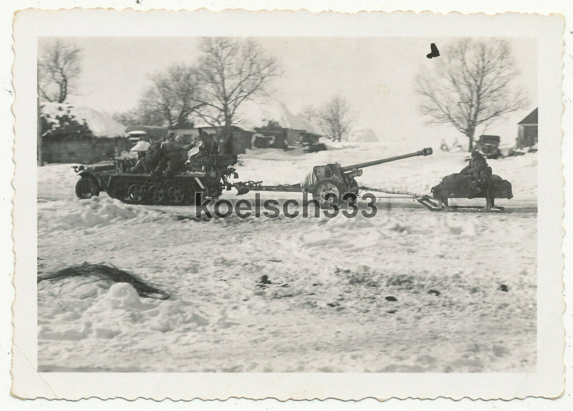 Foto Panzer Halbkette schleppt PaK Geschütz und Schlitten im Winter im Osten