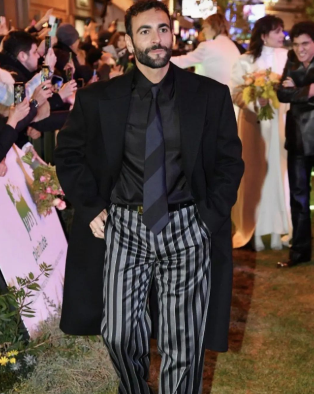 Marco Mengoni omaggia Gianni Versace a Sanremo Marco Mengoni omaggia Gianni Versace a Sanremo