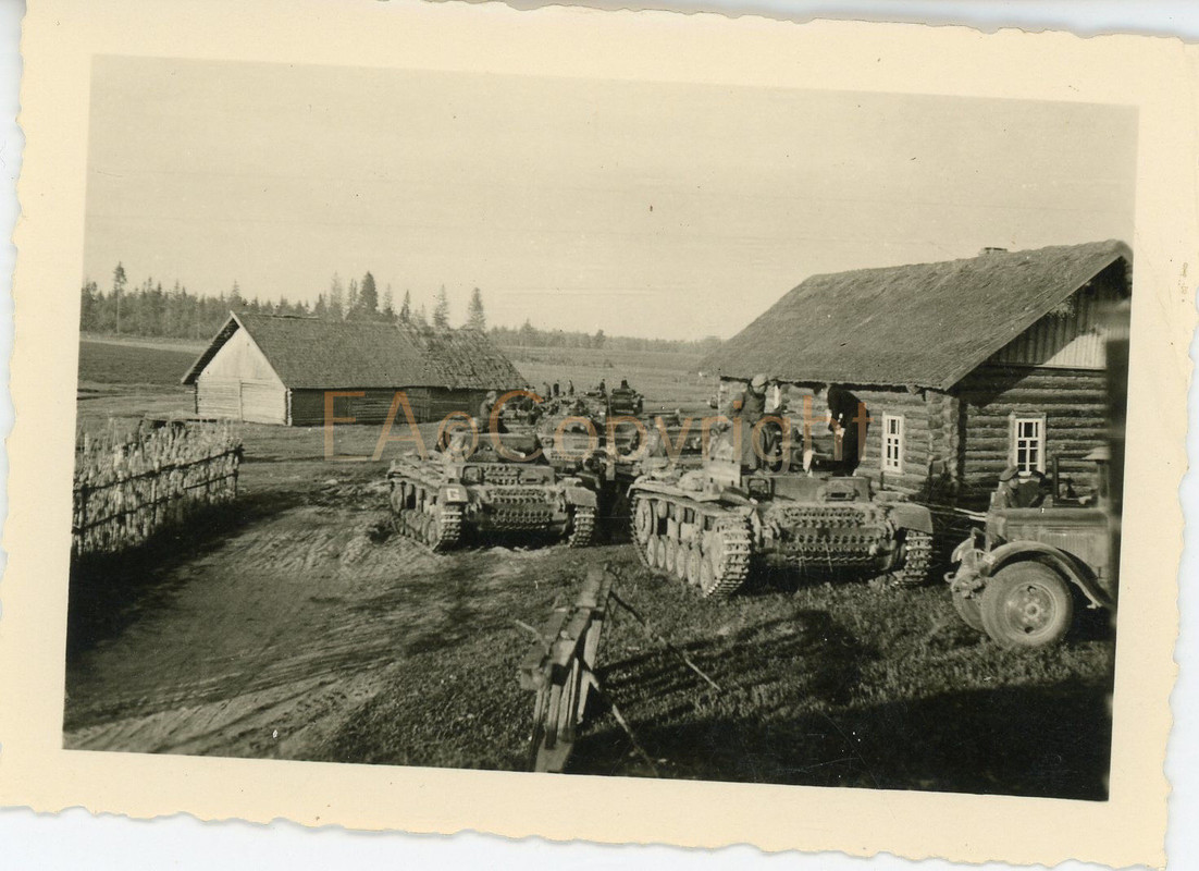 Russland Vormarsch Dorf Panzer Tank Kämpfe Foto