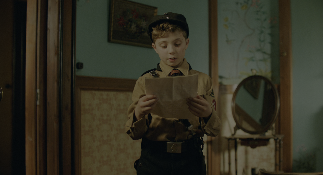 Jojo Rabbit (2019) [BluRay Rip 2160p HEVC 10bit-HDR ITA-ENG DTS-AC3-SUBS] [M@HD].mkv_snapshot_00.47.