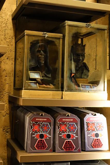 DOK-ONDAR DEN OF ANTIQUITIES: Tienda-museo para amantes de Star Wars - DISNEYLAND ~ STAR WARS: GALAXY'S EDGE, LA GUIA (40)