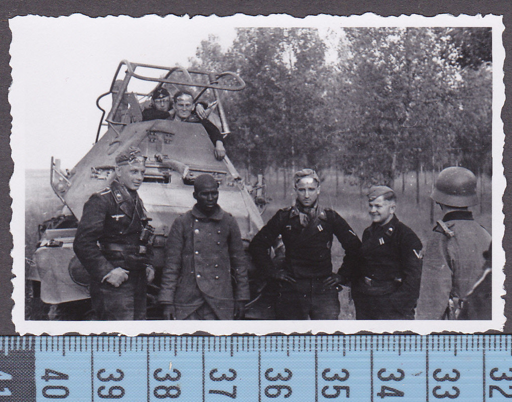 2.WK.Panzersoldaten mit Aufklärungspanzer