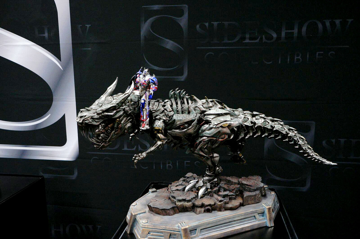 SDCC-2014-Sideshow-Transformers-Optimus-and-Grim