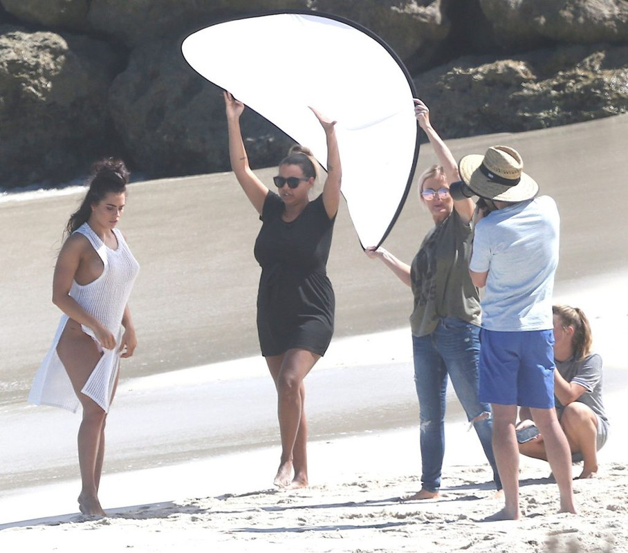 Holly-Young-UpskirtSTARS.com (17)