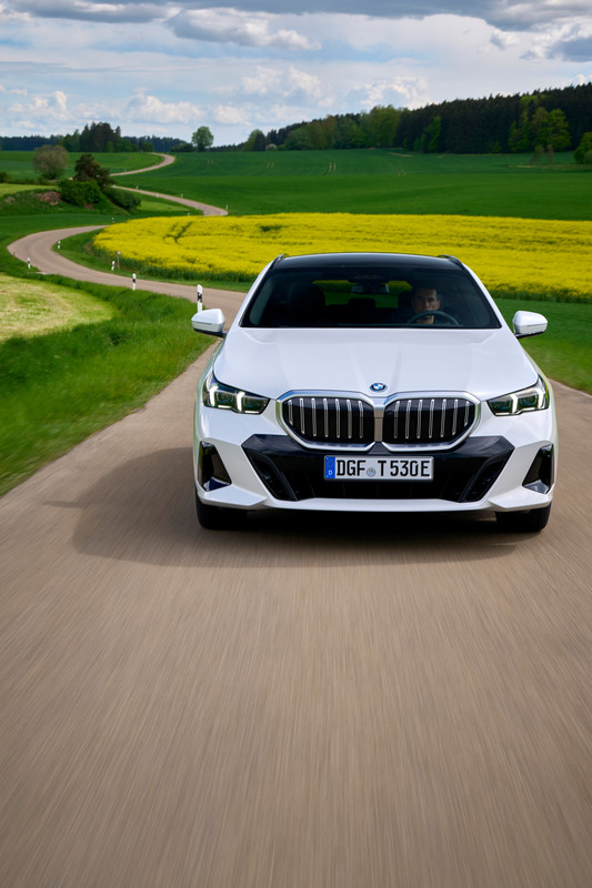 P90551891_highRes_the-new-bmw-530e-tou