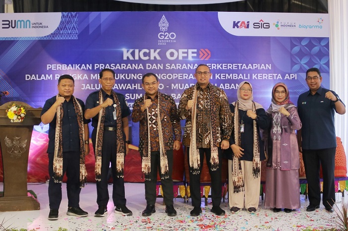 melakukan Kick Off Perbaikan Prasarana dan Sarana Perkeretaapian Dalam Rangka Mendukung Pengoperasian Kembali Kereta Api Jalur Sawahlunto-Muaro Kalaban, Sumatera Barat di Stasiun Sawahlunto, Jumat (1/7/2022).