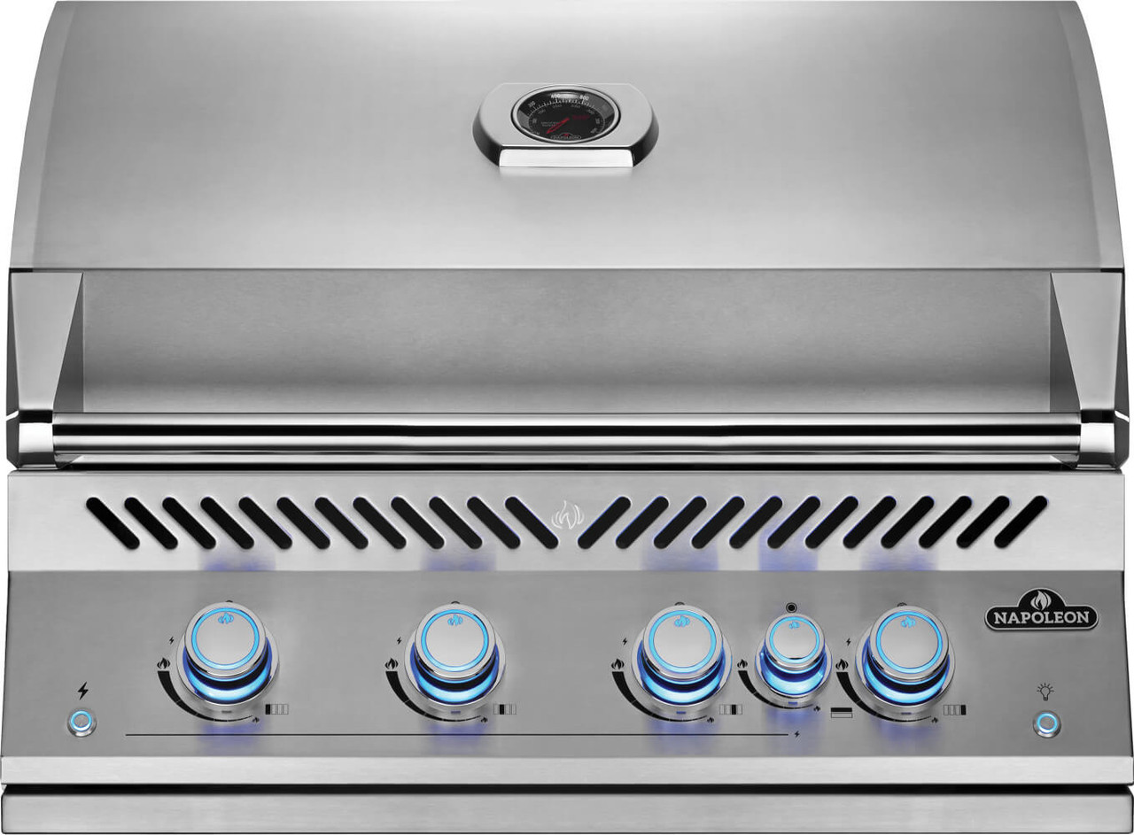 Parrilla Napoleon BIG32 Serie 700 instalada con forro de seguridad en cocina de exterior