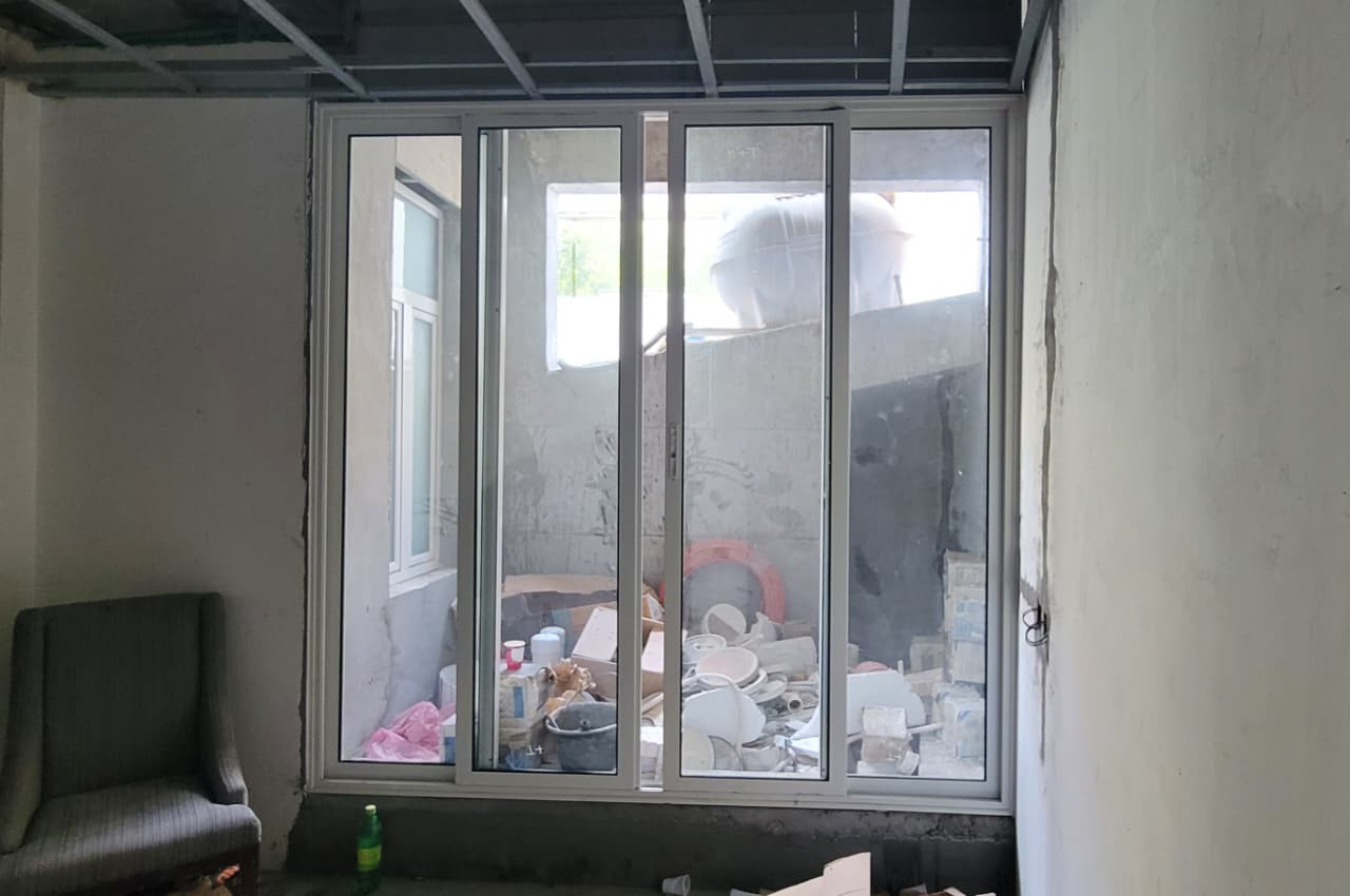 شباك ألمنيوم سحاب داخل فتحة جانبية مع إضاءة طبيعية