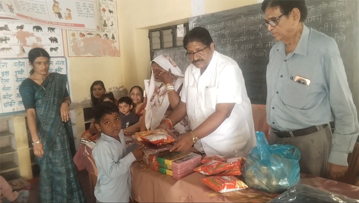 🎒 छात्रों के चेहरों पर मुस्कान: ढंड परिवार ने बांटी मिठाई व शिक्षण सामग्री, शिक्षा के क्षेत्र में सराहनीय पहल