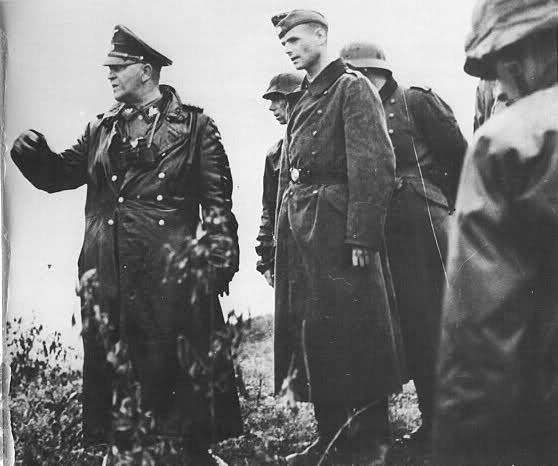 Theodor Eicke, jefe de la División SS Totenkopf en el frente oriental de 1942 Theodor Eicke, jefe de la División SS Totenkopf en el frente oriental de 1942