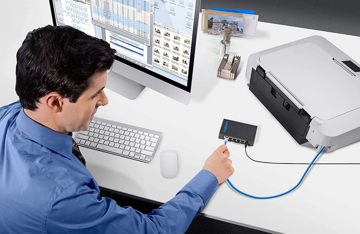 Switch Linksys SE3005 de 5 puertos en un escritorio.
