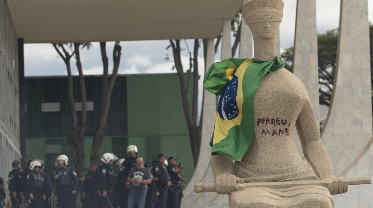 Pichadora de estátua no 8/1 e lembrada em atentado a bomba escreve carta com desculpas a Moraes