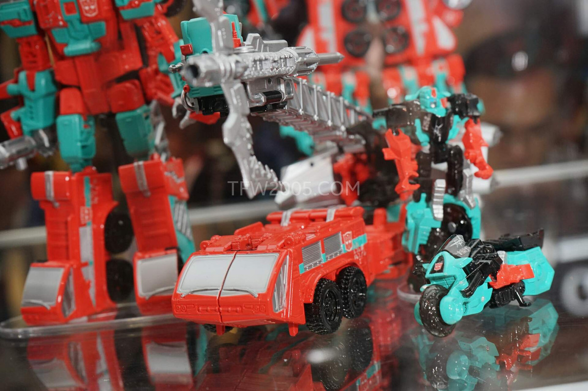 SDCC2015-Hasbro-Case-Transformers-Combiner-Wars-