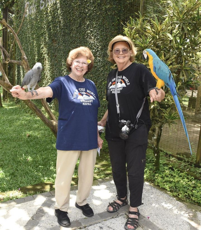 Potret dua sahabat Ellie Hamby dan Sandy Hazelip yang berusia 81 saat kunjungi Bali.