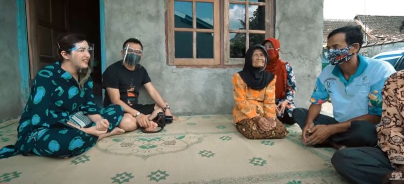 Ashanty dan Anang saat menyambangi rumah Mbah Sudi