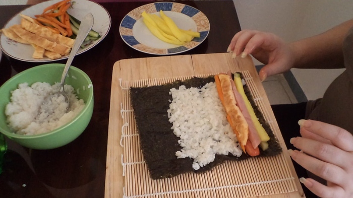 Ilustrasi cara membuat gimbap nasi goreng.