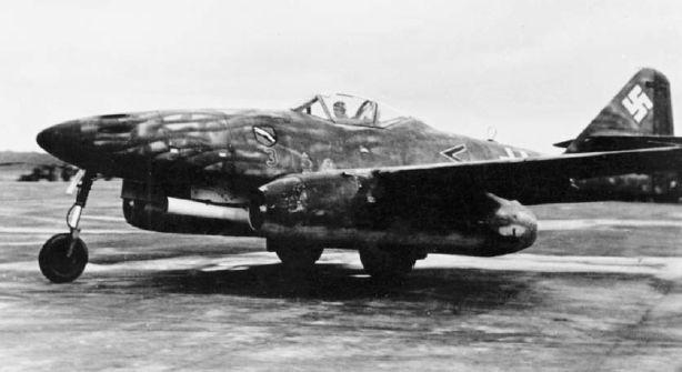 Imagen de un Messerschmitt Me 262 de la JG Nowotny. En el morro se puede apreciar el escudo de la unidad en cuestión Imagen de un Messerschmitt Me 262 de la JG Nowotny. En el morro se puede apreciar el escudo de la unidad en cuestión