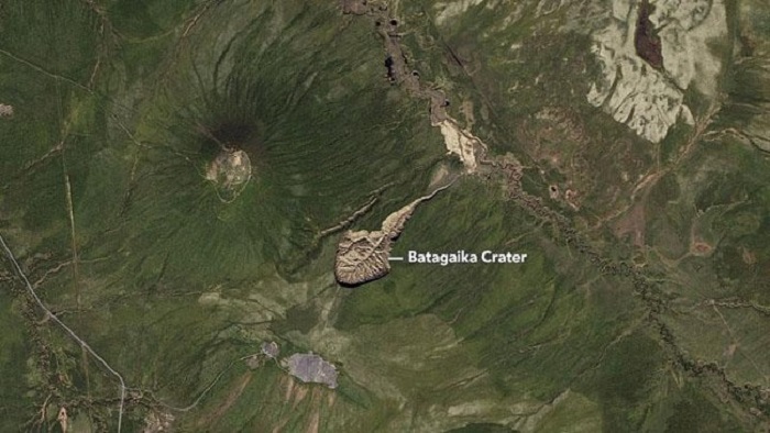 Kawah Batagaika dilihat dari ketinggian.