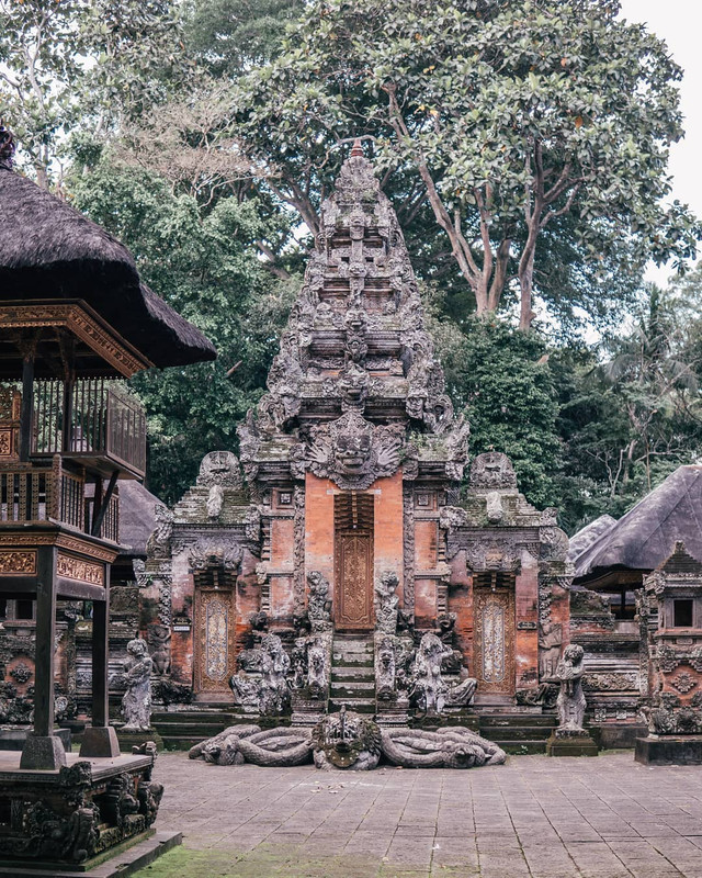 Salah satu pura yang ada di kawasan Monkey Forest Ubud.