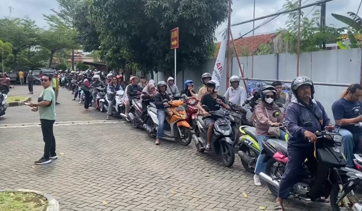 Hari Terakhir Pemutihan Pajak, Warga Semarang Ramai Antre di Samsat Hari Terakhir Pemutihan Pajak, Warga Semarang Ramai Antre di Samsat
