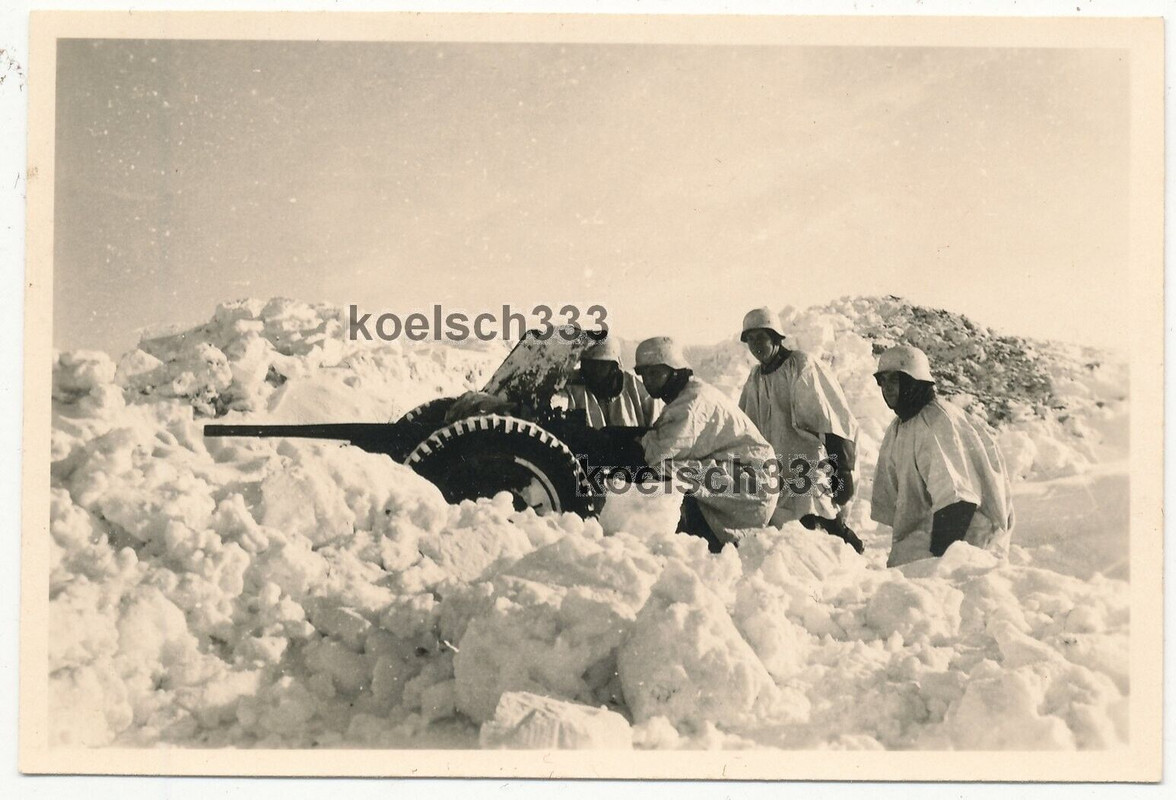 Foto Panzerjäger am 3,7cm PaK Geschütz im Winter  Panzeranklopfgerät  !